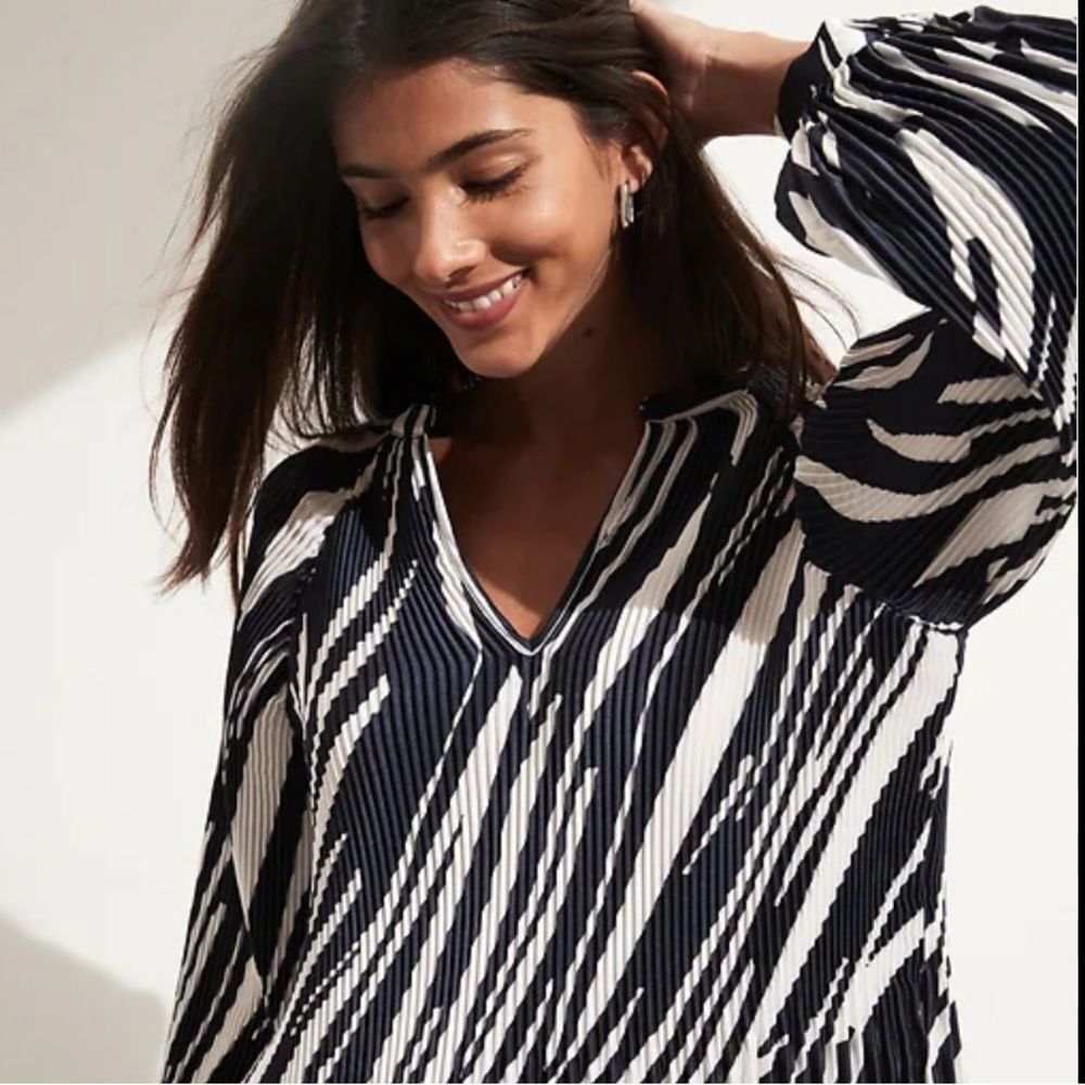 BANANA REPUBLIC Allover Pleated Zebra Print Blouse in Navy & Ivory Size Small